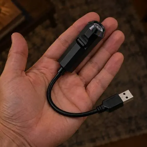 Mano sujetando el mini proyector ZoomySky para mostrar lo pequeño que es